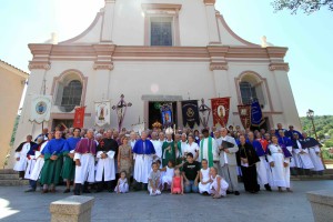 Rassemblement des confréries à Piana en présence du nouvel évêque de Corse, Mgr Olivier de Germay, et procession dans le village.